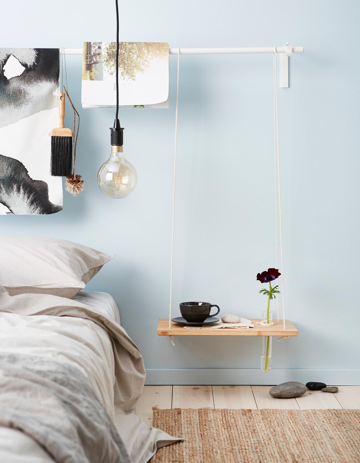 Et APTITLIG skærebræt brugt som et sengebord