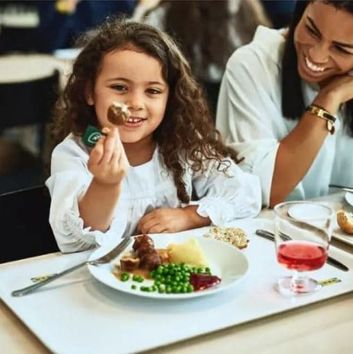 Et barn og en voksen som spiser i IKEA Restauranten.