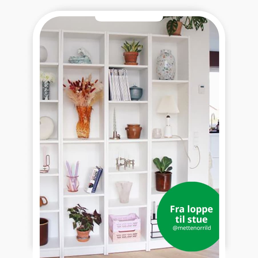 Et billede i en telefon af en BILLY reol med en masse vaser og dekoration.