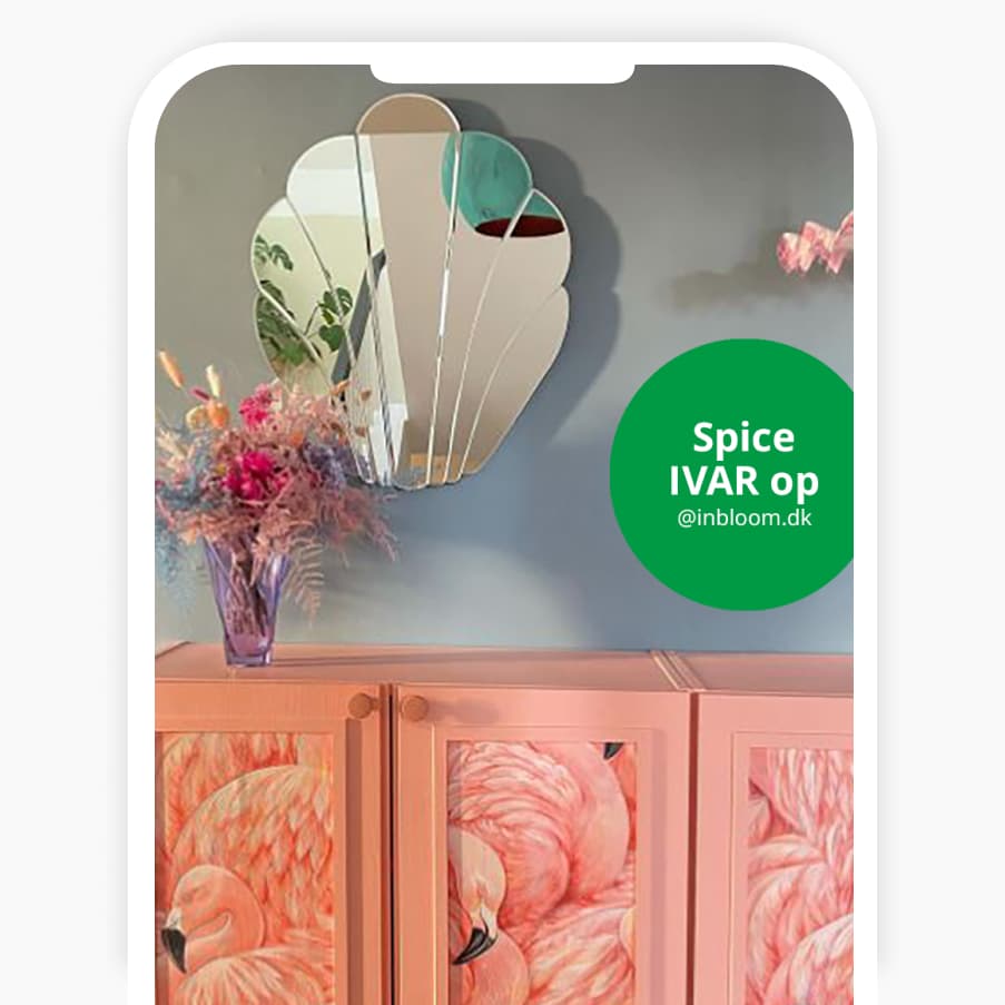 Et billede i en telefon af et IVAR skab, der er betrukket med tapet og malet i en koralrød