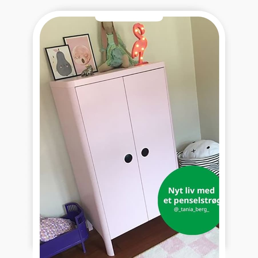 Et billede på en telefon af et BUSUNGE skab malet i lyserød.