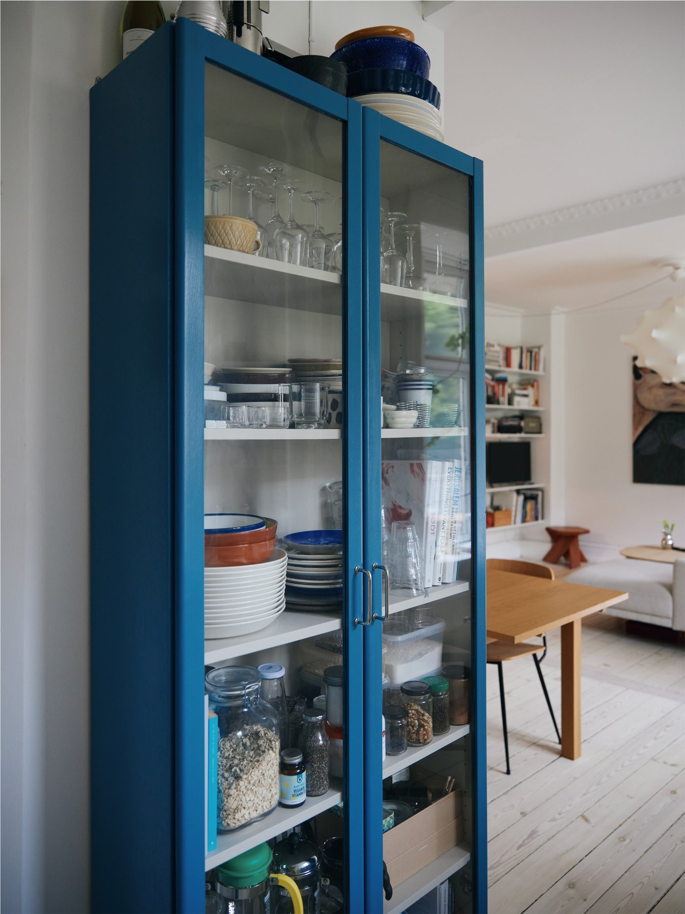 Et blåt IKEA skab er fyldt med personlige genstande.