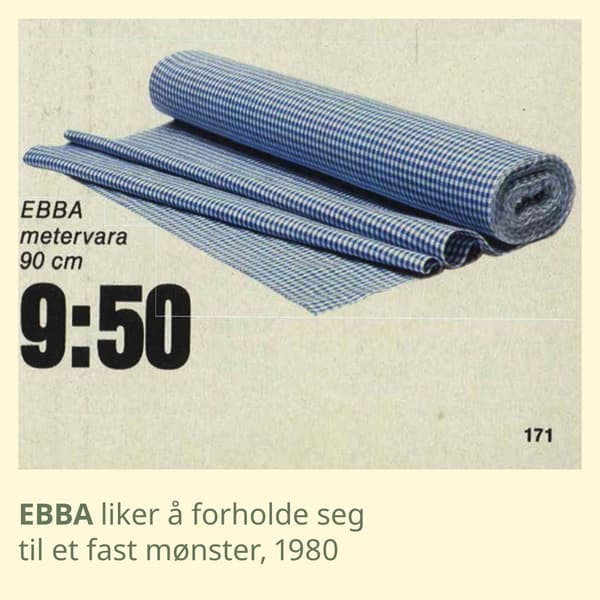 Et gammelt utklipp fra IKEA katalogen av en rull med blått tekstil. 