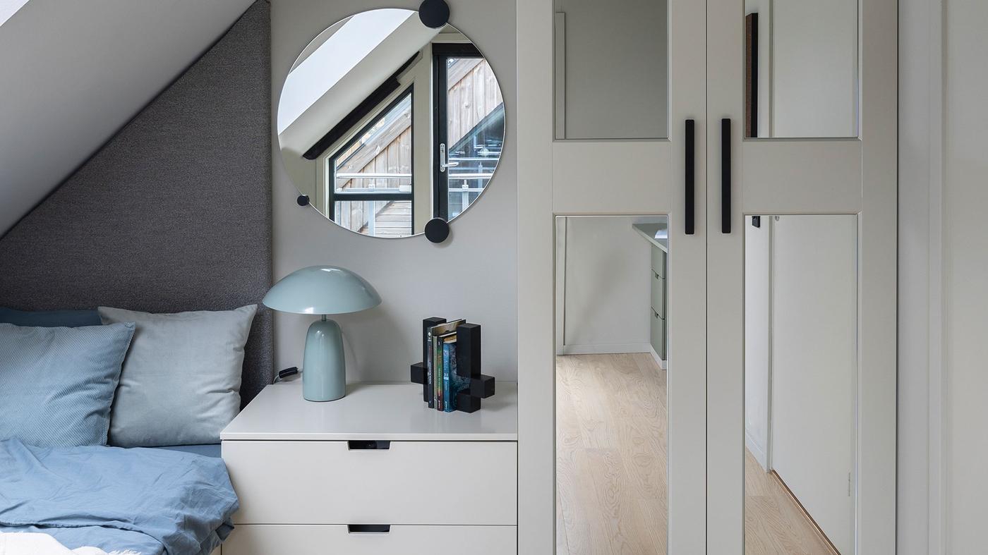 Et helt vanlig skap og en helt vanlig kommode ser med ett nesten skreddersydd ut når begge males i samme farge og skapet får pålimt speilflater.