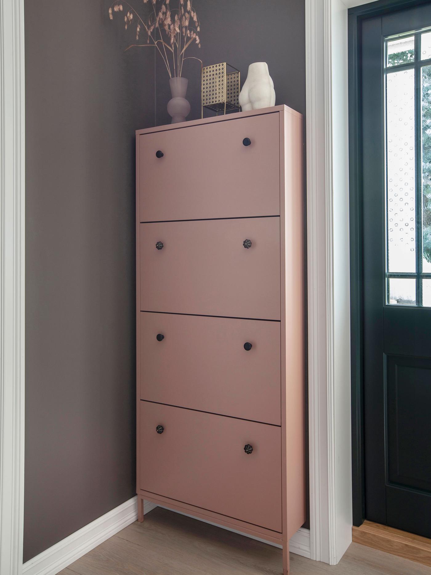 Et HEMNES skoskap malt i en rosa farge.