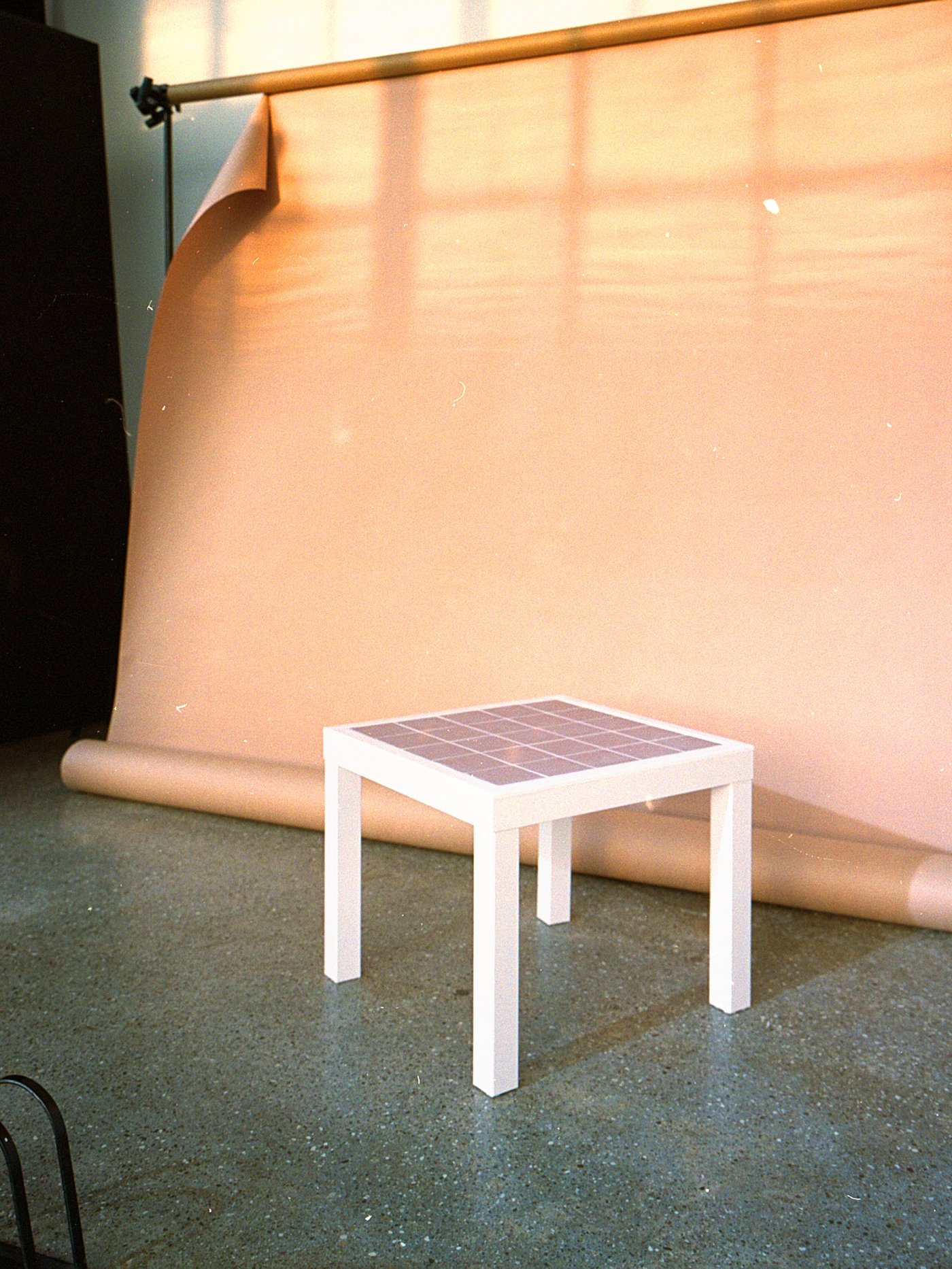 Et hvidt sidebord som er en del af FÖRNYA projektet hos IKEA.