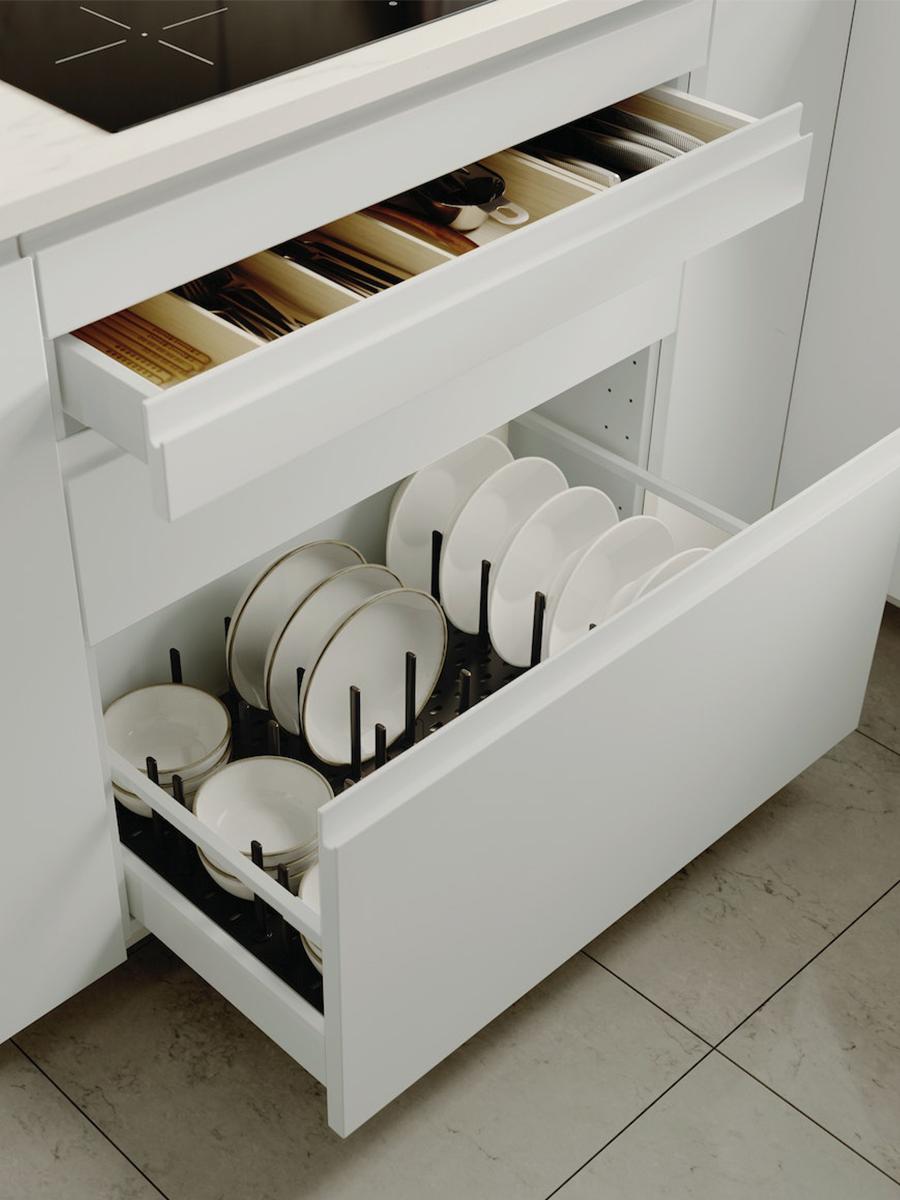 Et hvitt benkeskap med to åpne skuffer.