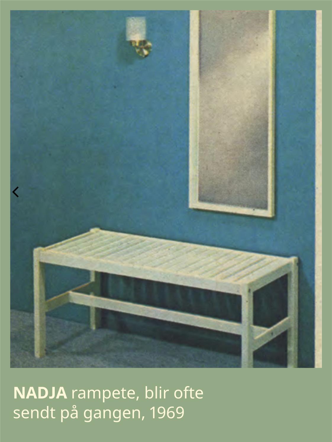 Et hvitt speil og en benk. 