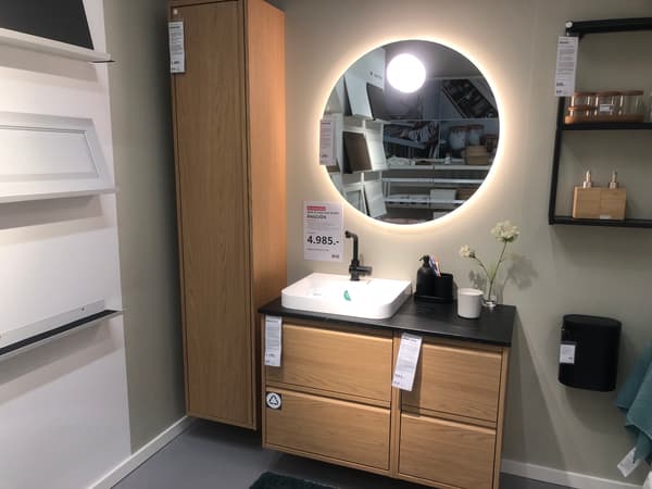 Et IKEA badeværelse i lys træ i Herning