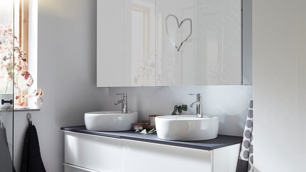 Et IKEA badeværelse med to vaske