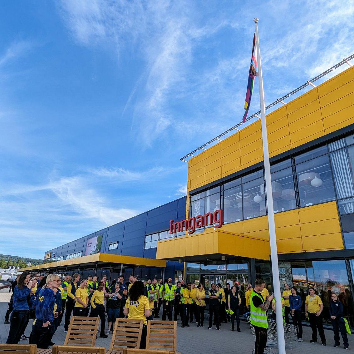 Et IKEA varehus som heiser opp PRIDE-flagget.