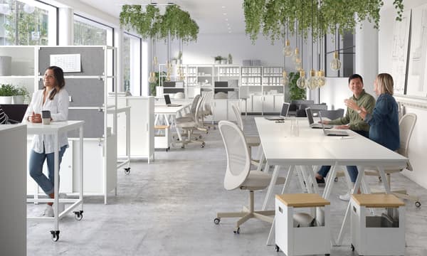 Et kontorlandskap som er romslig og lyst innredet med IKEA møbler for kontor.