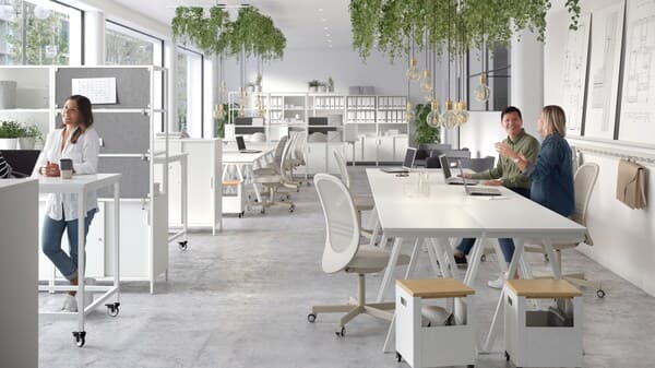 Et kontorlokale innredet med lyst interiør.