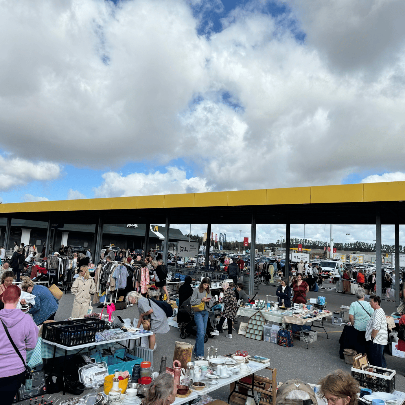 Et loppemarked foran et IKEA varehus set ovenfra.