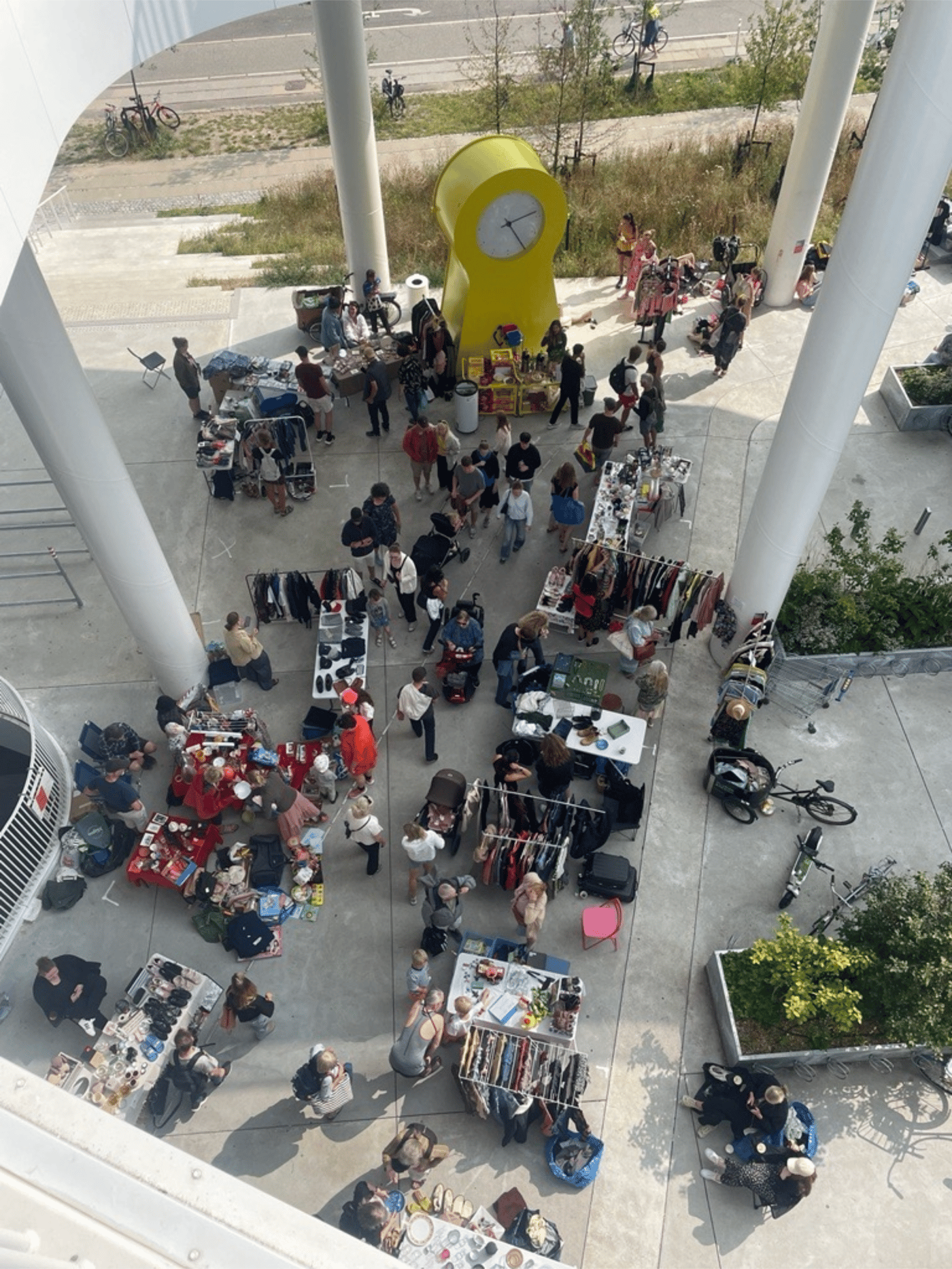 Et loppemarked ses oppefra udenfor IKEA København.