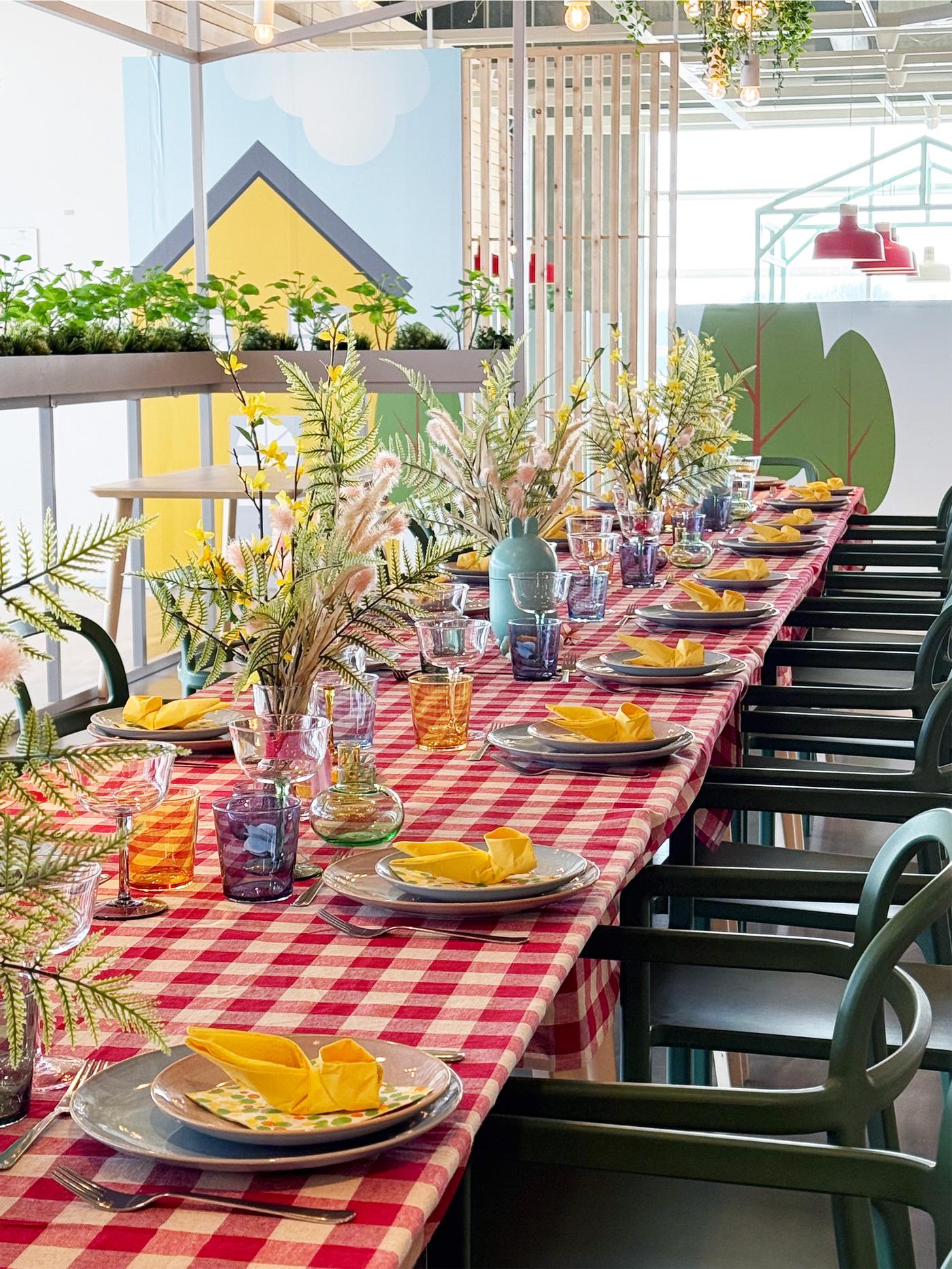 Et Påskebord dækket med boligtilbehør fra TJÄRLEK kollektionen under en Påskefrokost i IKEA Odense for IKEA Family medlemmer.