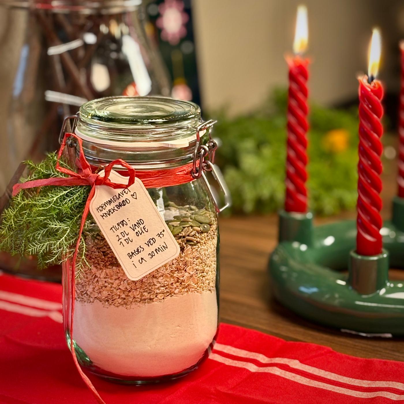Et patentglas med ingredienser til knækbrød, pyntet som gave.