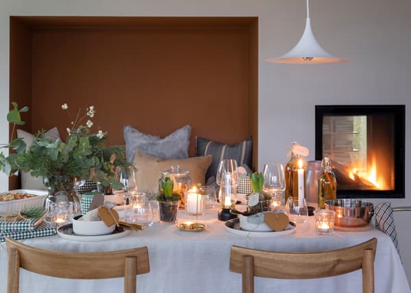 Et smukt dækket julebord skaber rammerne om en hyggelig aften.