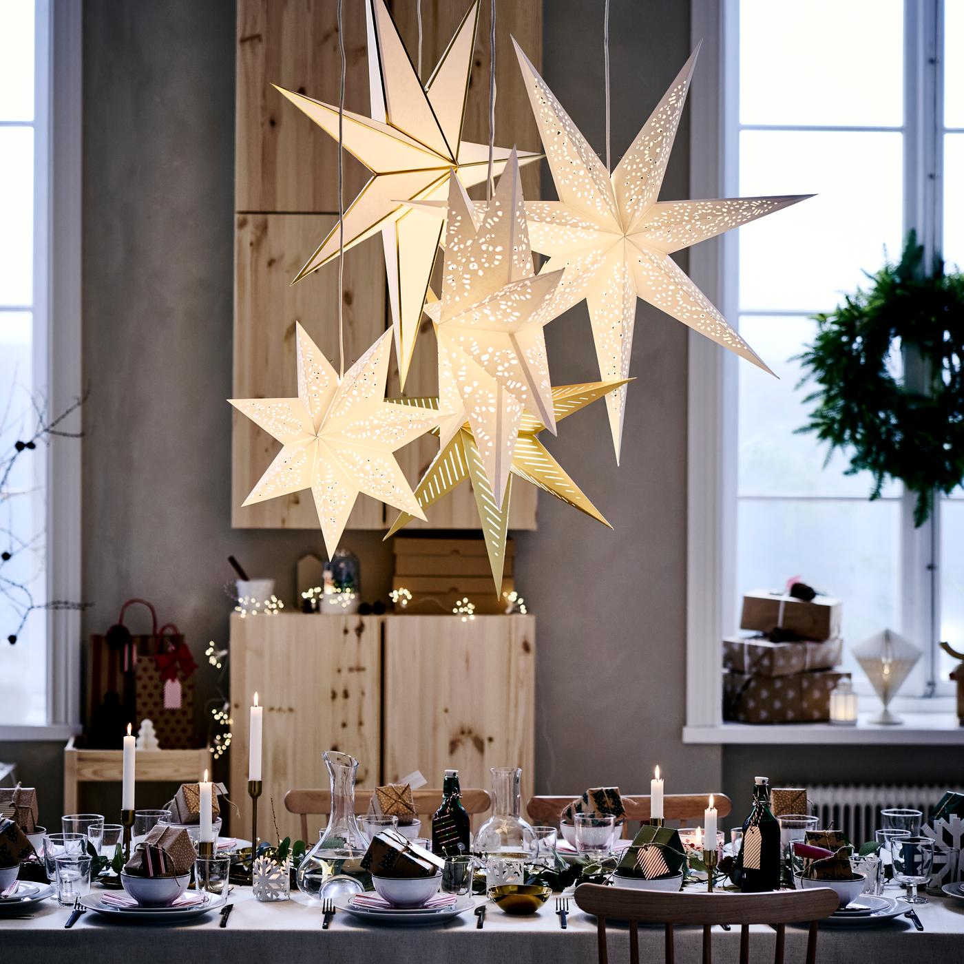 Et smukt opdækket julebord i en spisestue