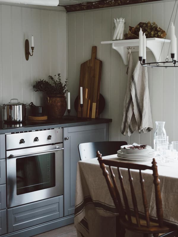 Et sommerhuskøkken i traditionel stil med grå BODBYN fronter.