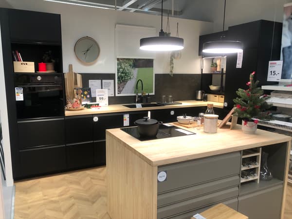 et sort IKEA køkken med en køkkenø i lys træ  i Herning