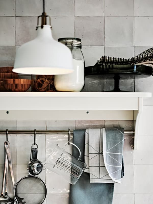 Etagère de cuisine avec textiles de cuisines et ustensiles accrochés