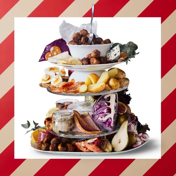 Etagere mit köstlichen Speisen.