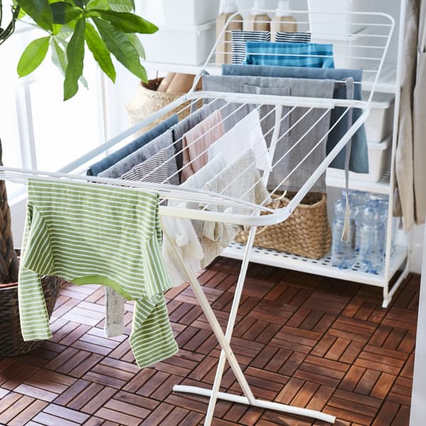 Etendoir à linge blanc avec ligne étendu