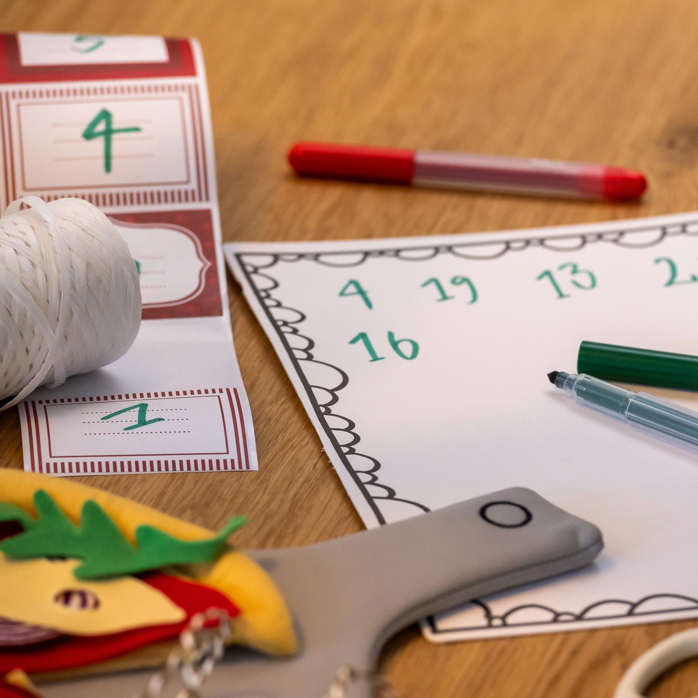 Etiketten werden mit Zahlen beschriftet.