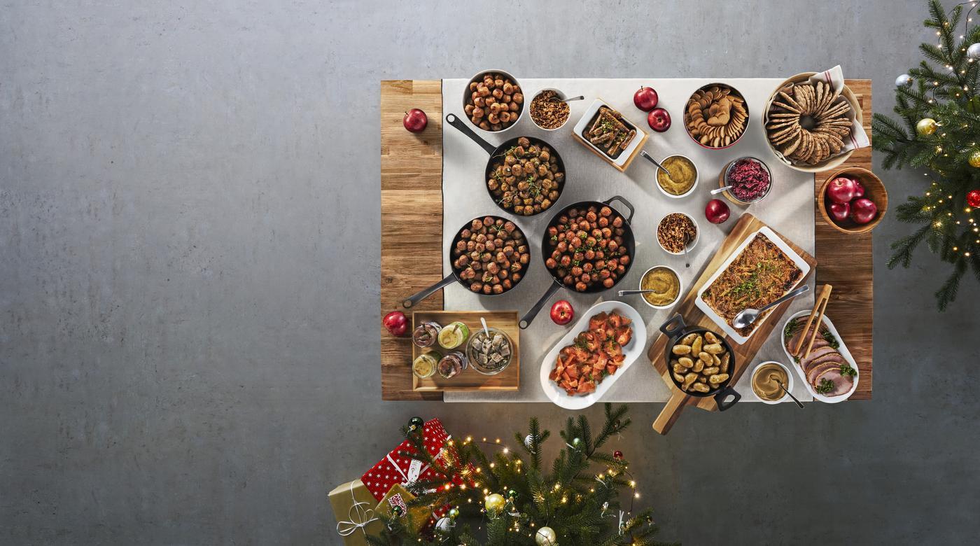Ett bord fyllt med julmat