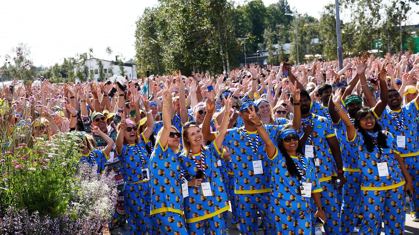 Ett folkhav med människor i pyjamas.