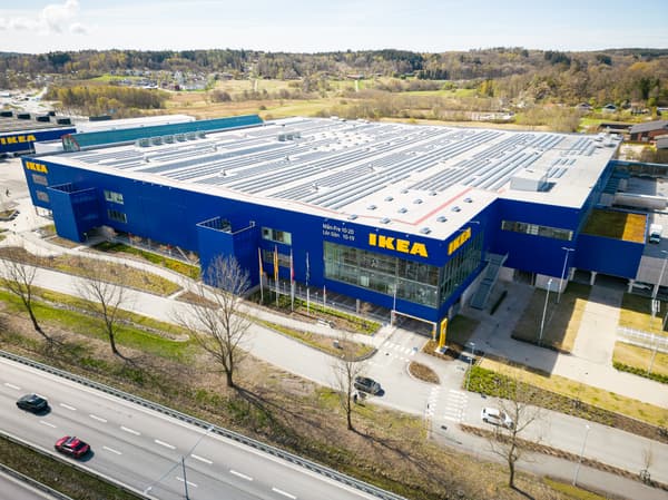 Ett IKEA-varuhus med blå fasad sett uppifrån.