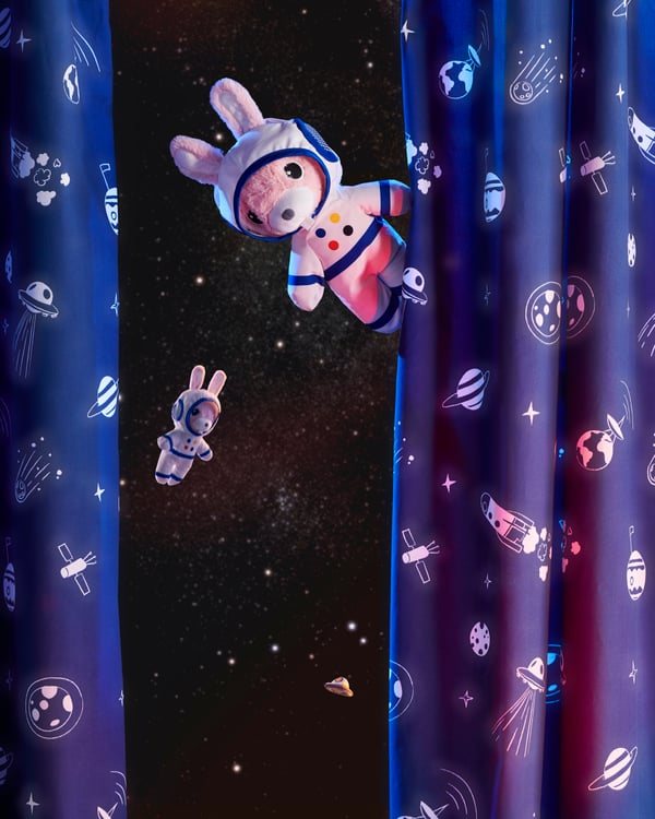 Ett mjukdjur klädd som en astronaut.