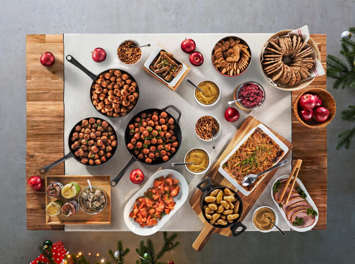 Ett uppdukat julbord med diverse rätter.