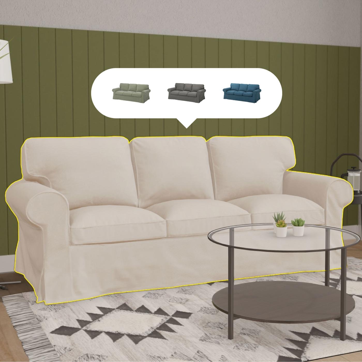 Ett vardagsrum med gröna väggar, där en vit 3-sits EKTORP-soffa står placerad. Ovanför soffan syns en pratbubbla som visar soffan i tre olika färgalternativ: grön, grå och blå.