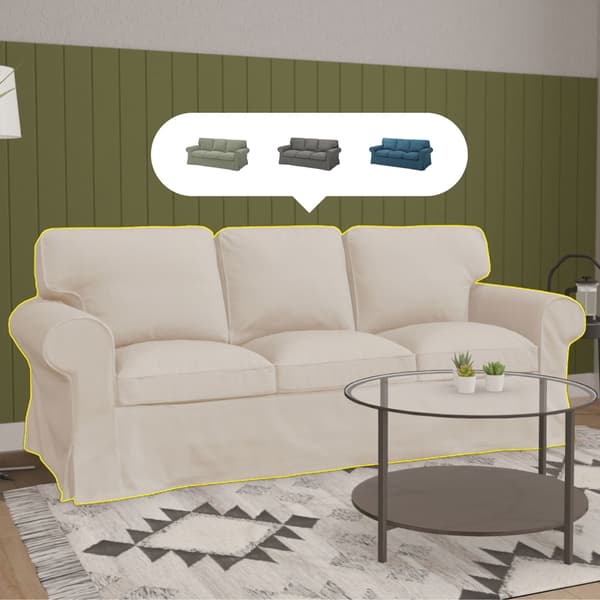 Ett vardagsrum med gröna väggar, där en vit 3-sits EKTORP-soffa står placerad. Ovanför soffan syns en pratbubbla som visar soffan i tre olika färgalternativ: grön, grå och blå.