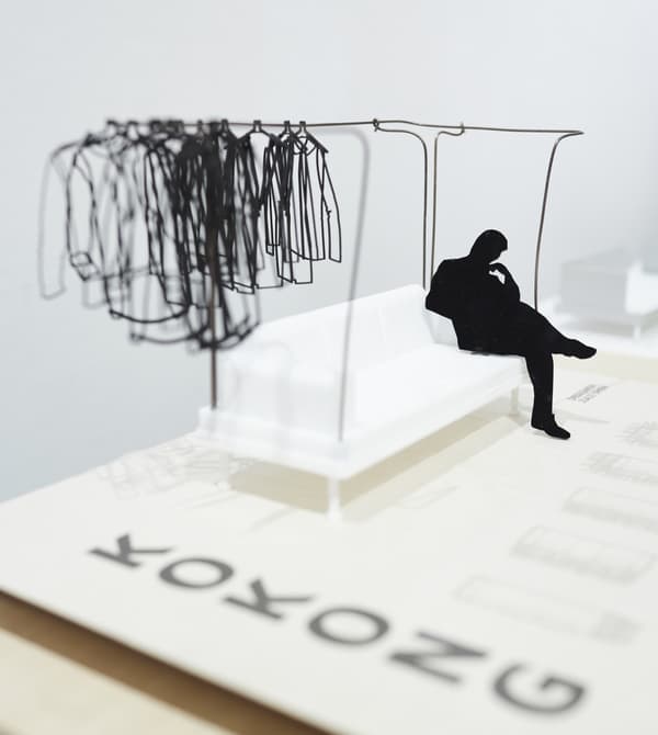 Étudiant travaillant sur une maquette du canapé DELAKTIG.