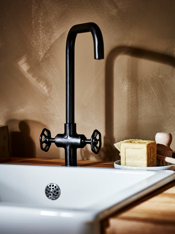 Évier et mitigeur GAMLESJÖN dans un style traditionnel revisité, produits de lavage sur le côté.