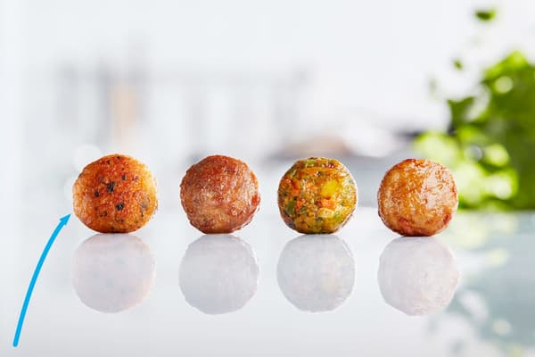 Exposición de catro albóndegas de IKEA, de tenreira, polo, vexetariana e as novas albóndegas de salmón. Agora hai máis opcións entre as que poder elixir.