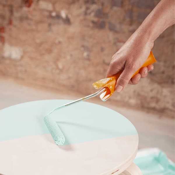 Ezután kenj rá két réteg felületkezelő anyagot. A két réteg felvitele között csiszold és porold le. Hagyd alaposan megszáradni.