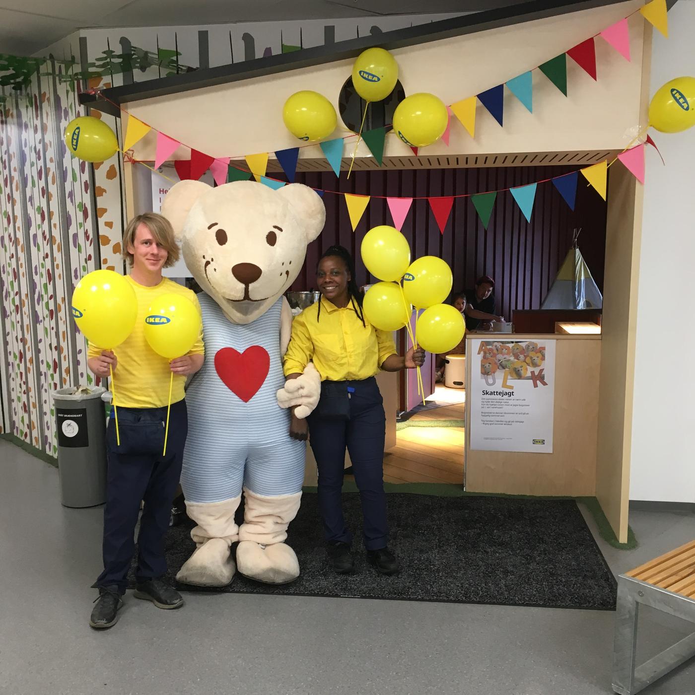 Faber bjørm og to IKEA medarbejder byder velkommen i IKEA Gentofte.