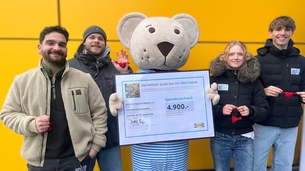 FABLER Björn Bär übergibt Spendenscheck an Mitarbeitende des Kinderschutzbundes.