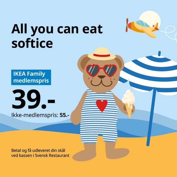 Fabler Björn står på en strand med en softice i hånden. I baggrunden ses en blå og hvidstribet parasol.