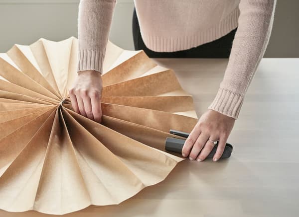 Fabricación dun gran rosetón con dobras de acordeón e unha grampadora.