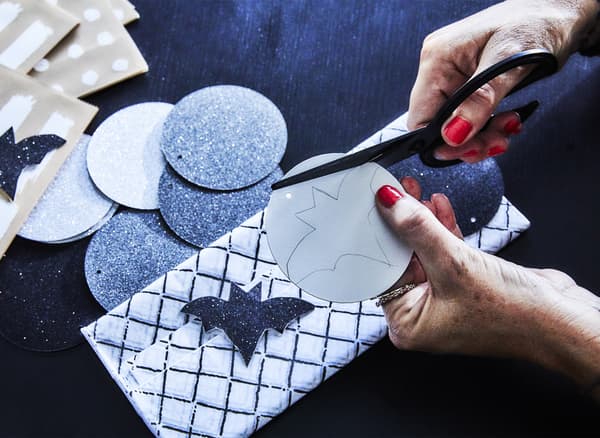 Fabrique tes propres confiseries d’Halloween! Découpe des chauve-souris (par ex. dans des étiquettes cadeau IKEA WINTER) et colle-les sur des sachets à bonbons en papier. Puis fais le plein de bonnes choses!
