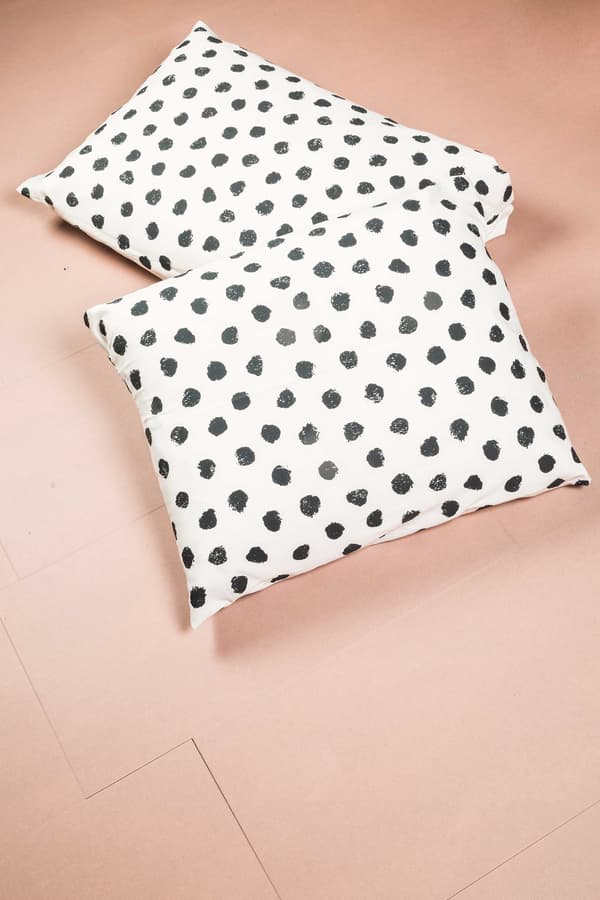 Fabriquer une housse de coussin sans machine à coudre