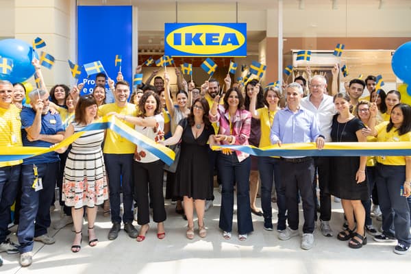 Facciata del negozio con il personale dell'apertura di Pavia plan and order point