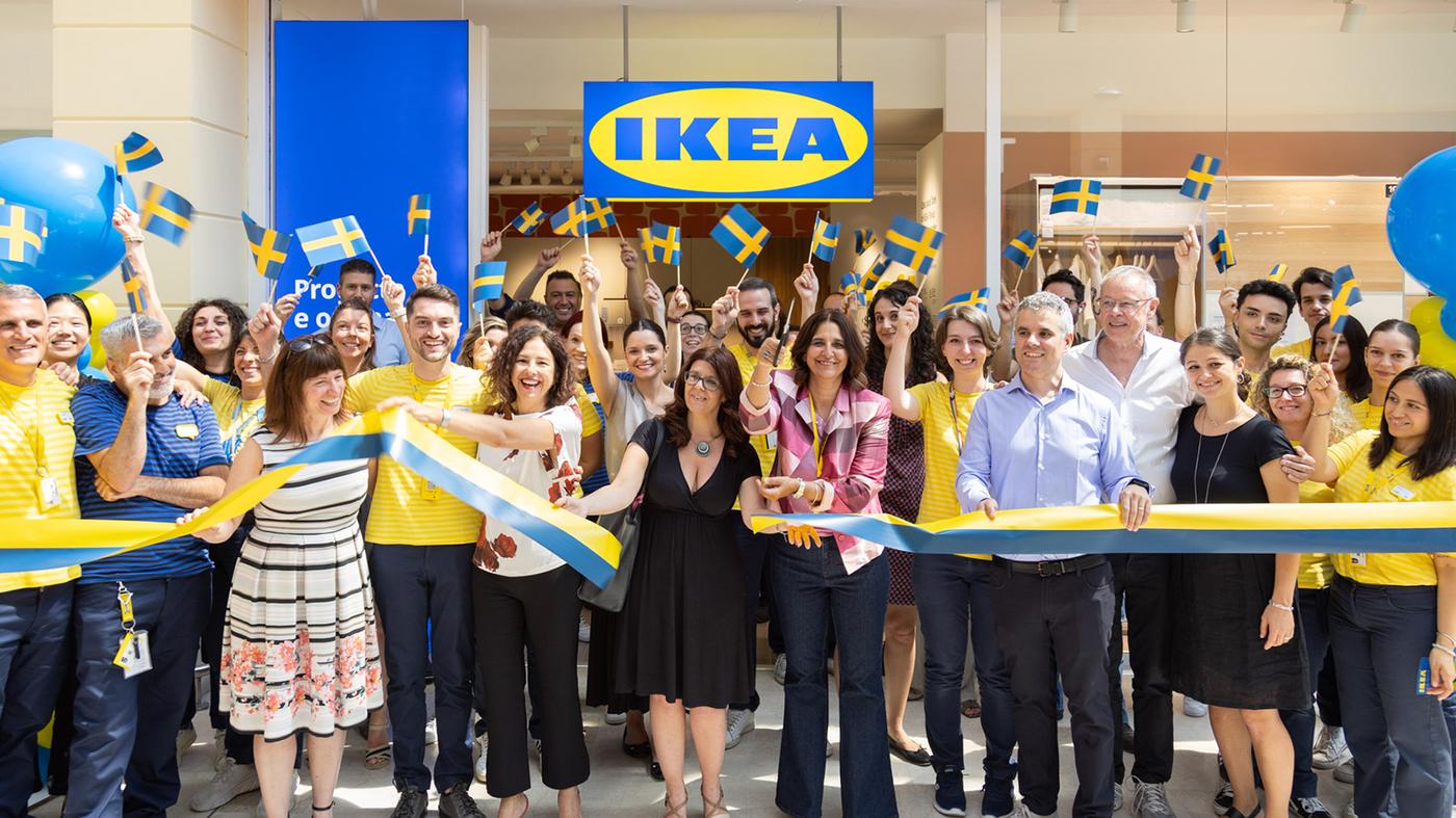 Facciata del negozio con il personale dell'apertura di Pavia plan and order point