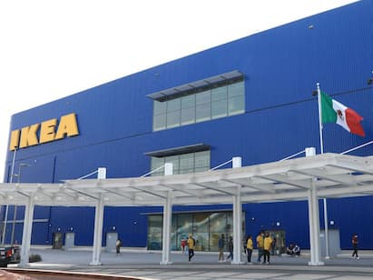 Fachada de la tienda de IKEA Oceanía en México con una bandera de México.