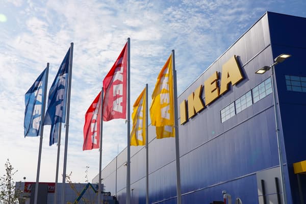 Fachada de la tienda IKEA de lado, donde se ven las banderas rojas, azules y amarillas icónicas.